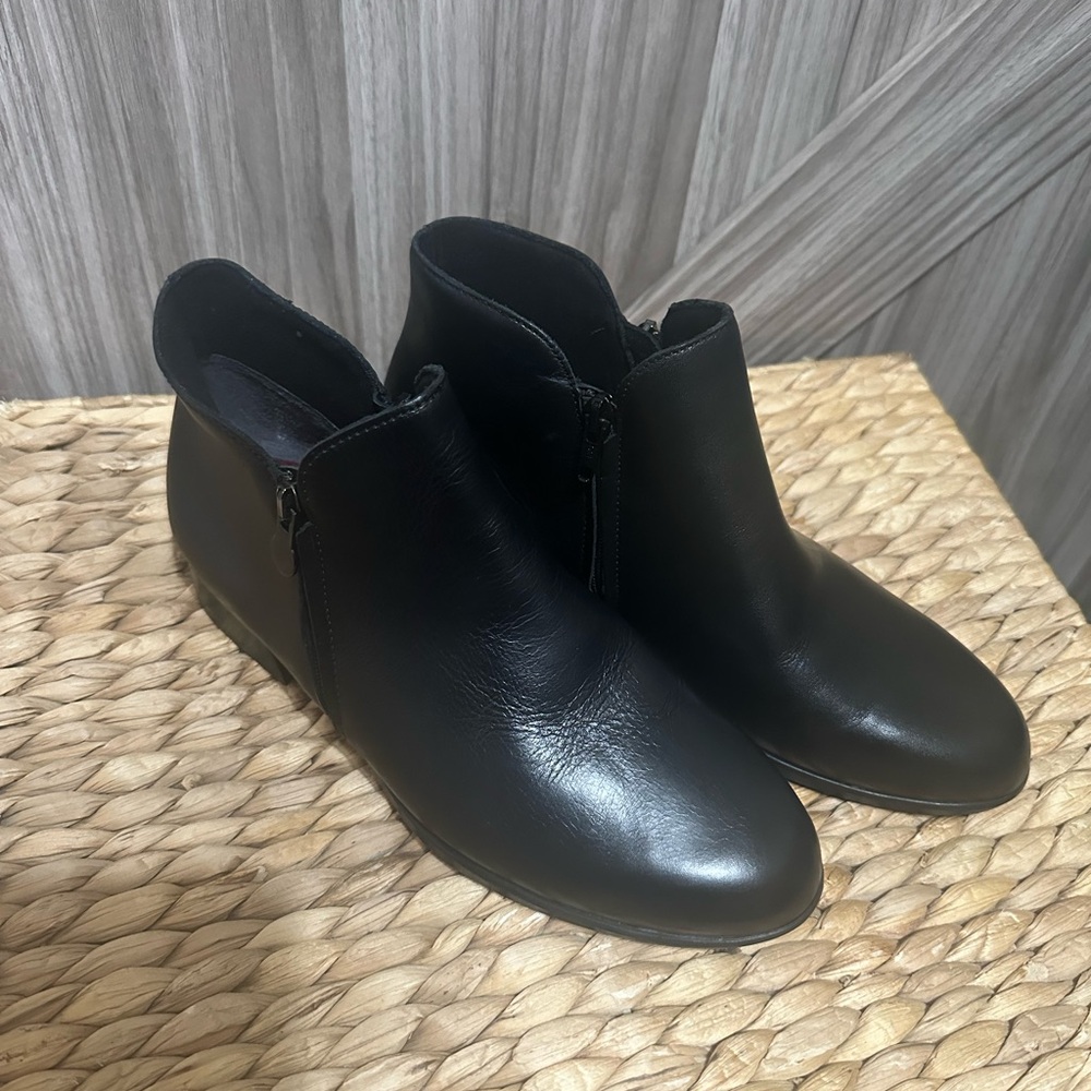 Munro Women’s Black Ankle Booties